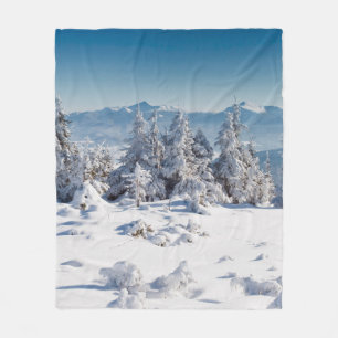 Winterbäume in Bergen, bedeckt mit frischem Schnee Fleecedecke