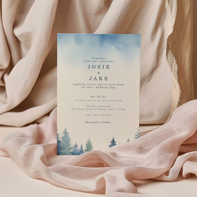 Winterblaue Kiefern - Grüne Hochzeitseinladung Einladung (Soft evergreen trees balanced with a light, misty blue sky at the top wedding invitation.)
