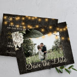 Winterblumenholz und Stallholz Save the Date Hochz Ankündigungspostkarte<br><div class="desc">Weißcreme Blume mit saisonalem Laub und rustikale Saiten aus Tinkellicht auf dunkelbraunem,  elegantem Stallholz Foto Save the Date Hochzeitskarte.          Einfach mit Ihren Namen und Text personalisieren!             Geeignet für Blumenwinters,  Sommer oder Herbst / Garten Hinterhof rustikales Land oder Bauernhoftheater Hochzeiten.</div>