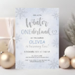 Wintereinlandschneeflocken Einladung zum Geburtsta<br><div class="desc">Feiern Sie Ihren ersten Geburtstag in einem Winterwunderland mit unseren Winterschneeflocken zum Geburtstag. Diese bezaubernde Einladung mit einem zauberhaften Schneeflockenthema und zauberhaften rosa Akzenten macht sie zur perfekten Wahl für einen Weihnachtsgeburtstag oder ein Winterfest. Mit seinem Motiv "Unsere kleine Schneeflocke" und den Details des silbernen Glitzer fügt es dem Kindertag...</div>