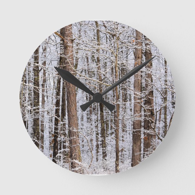 Wintereissturm im Wald Runde Wanduhr (Vorderseite)