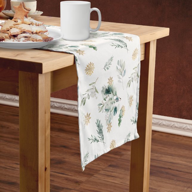 Wintergarten Goldene Schneeflocken Kurzer Tischläufer (Simple winter greenery Christmas table runner with pine branches, berries & gold snowflakes)