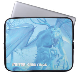 Wintergrüße. Eisdrache mit Geweih Laptopschutzhülle