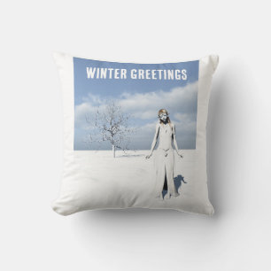 Wintergrüße. Weiblicher Elf, der im Schnee läuft Kissen