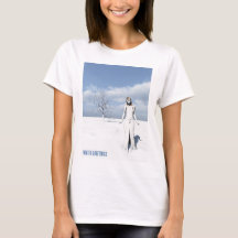Wintergrüße. Weiblicher Elf, der im Schnee läuft