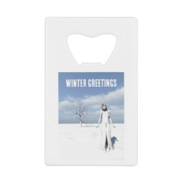 Wintergrüße. Weiblicher Elf geht durch den Schnee  Geldbeutel Flaschenöffner