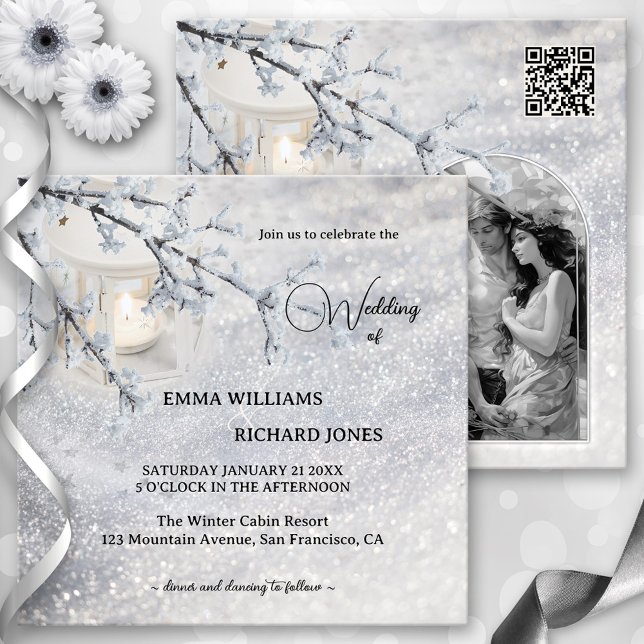 Winterhochzeit-Foto in glühender Snow Lantern Einladung (Winter wedding invitation with a lantern in sparkling snow with a tree branch, QR code and photo)