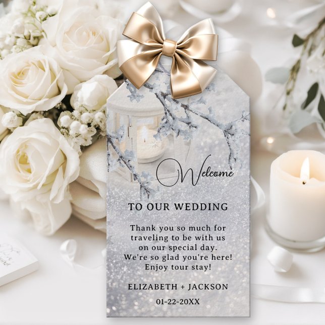 Winterhochzeit in glühender Schneezeit Geschenkanhänger (Winter wedding gift or favor tag featuring a candle lit lantern in sparkling snow)