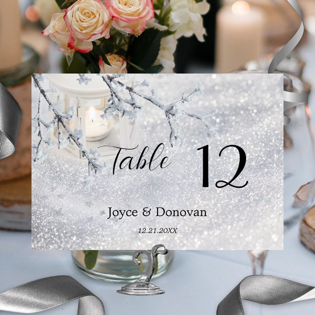 Winterhochzeit in glühender Snow Lantern Tischnummer (Winter table number card featuring a candle lit lantern in sparkling snow)