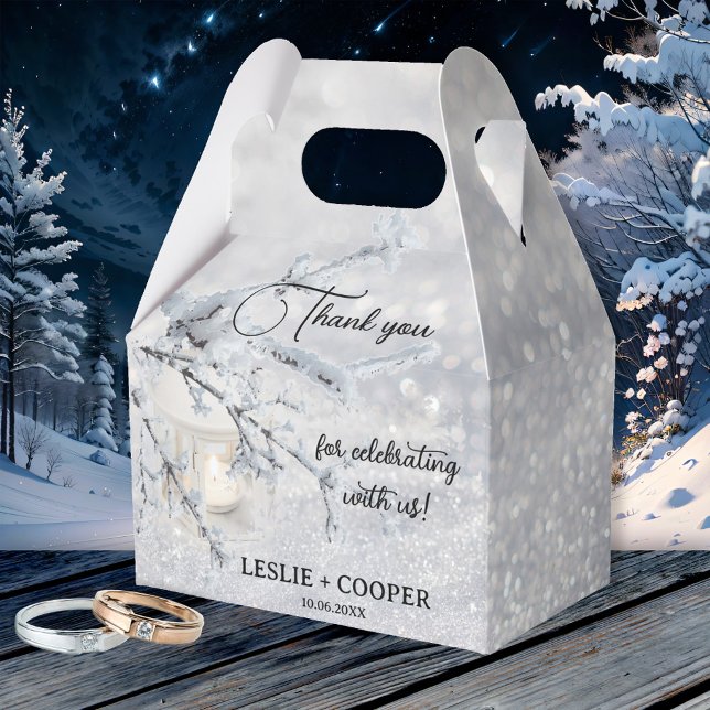 Winterhochzeit in glühender Snow Lantern Vielen Da Geschenkschachtel (Winter wedding favor box featuring a candle lit lantern in sparkling snow.)