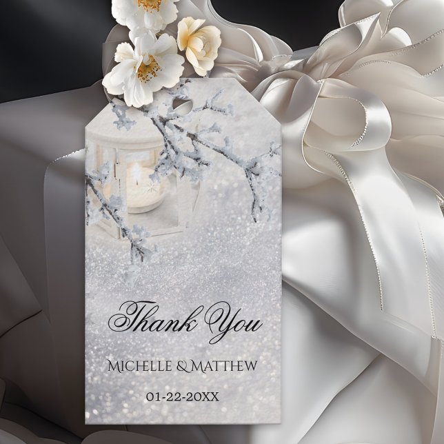 Winterhochzeit mit Funkeln Geschenkanhänger (Gift tag featuring a winter wonderland scene with a candle lit lantern in sparkling snow)