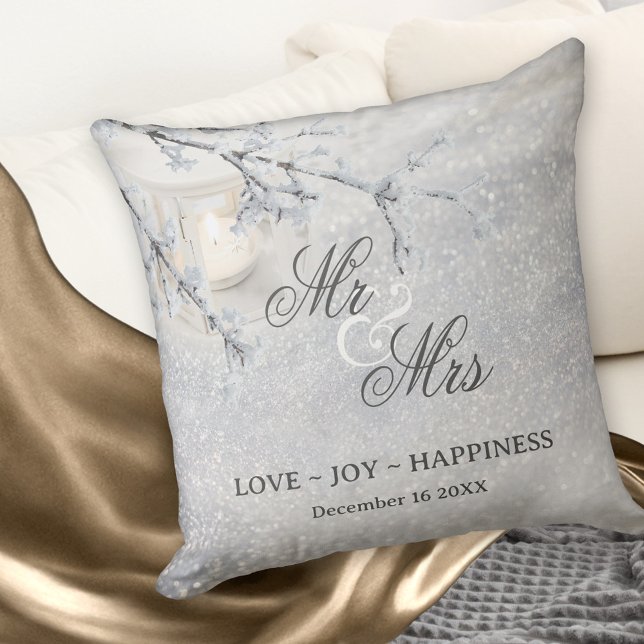 Winterhochzeit oder Jahrestag Kissen (Winter wedding pillow featuring a candle lit lantern in sparkling snow.)