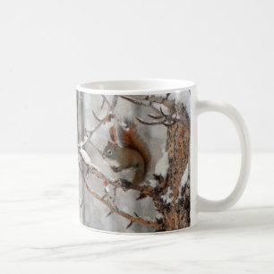 Winterhörnchen, Schnee & Rote Berries Xmas Design Tasse