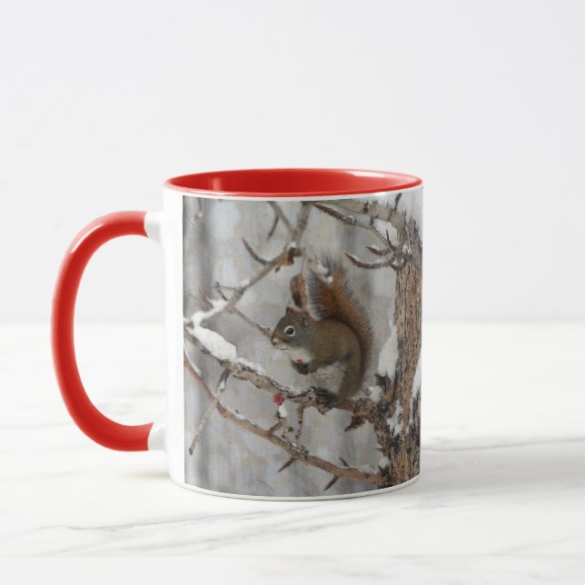 Winterhörnchen, Schnee & Rote Berries Xmas Design Tasse (Links)
