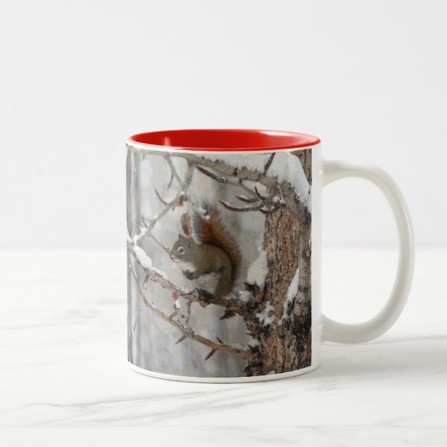 Winterhörnchen, Schnee & Rote Berries Xmas Design Zweifarbige Tasse (Rechts)