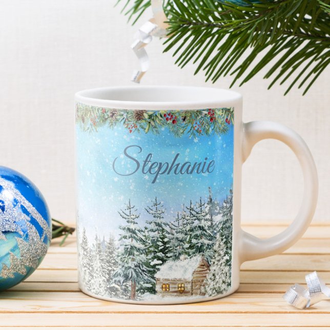 Winterhütte im Wald Personalisierte Weihnachten Kaffeetasse (Von Creator hochgeladen)