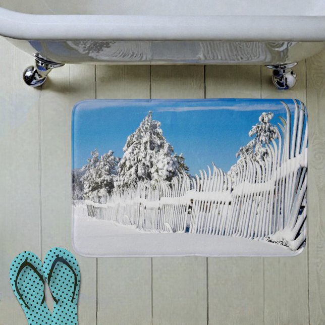 Winterhütte Rusty Snowy Ski Fence Tree Foto Badematte (Snow ski fence in winter scene bath mat. )