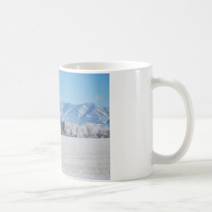 Winterlandschaft aus Bäumen, Schnee und Bergen Tasse