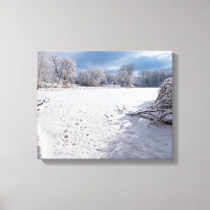 Winterlandschaft entlang des Teichs und der Wälder Leinwanddruck