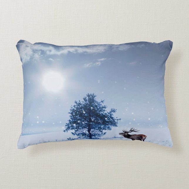 Winterlandschaft in blauer Farbe. Einmaliger Baum  Dekokissen (Vorderseite)