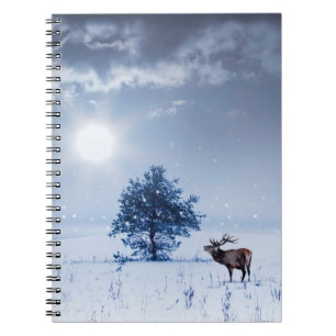 Winterlandschaft in blauer Farbe. Einmaliger Baum  Notizblock