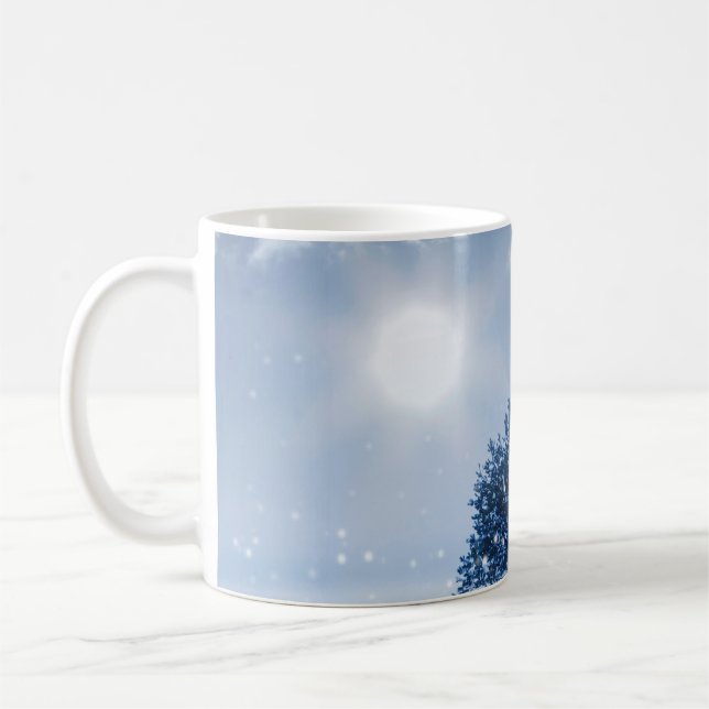 Winterlandschaft in blauer Farbe. Einsamer Baum un Kaffeetasse (Links)