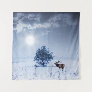 Winterlandschaft in blauer Farbe. Einsamer Baum un Wandteppich