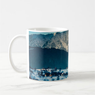 Winterlandschaft in den Karpaten. Bran, Rumänien Kaffeetasse