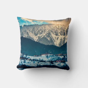 Winterlandschaft in den Karpaten. Bran, Rumänien Kissen