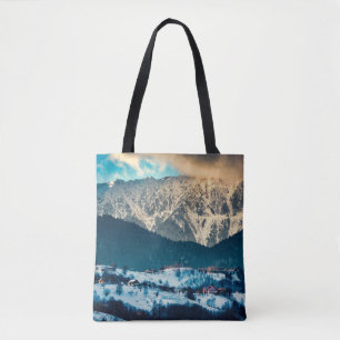 Winterlandschaft in Karpaten. Bran, Rom