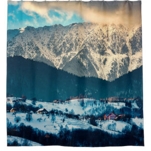 Winterlandschaft in Karpaten. Bran, Rom Duschvorhang