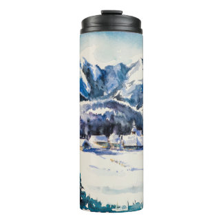 Winterlandschaft mit Bergdorf bedeckt mit Thermosbecher