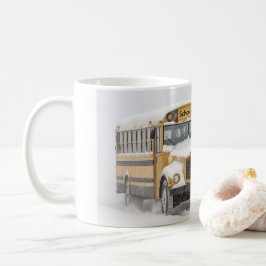 Winterlandschaft mit einem gelben Schulbus Kaffeetasse