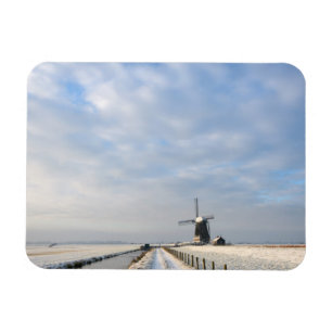 Winterlandschaft mit Schnee und Windmühle in Holl Magnet