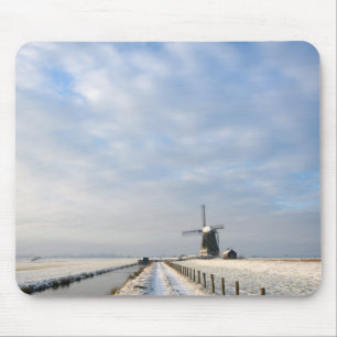 Winterlandschaft mit Schnee und Windmühle in Holl Mousepad