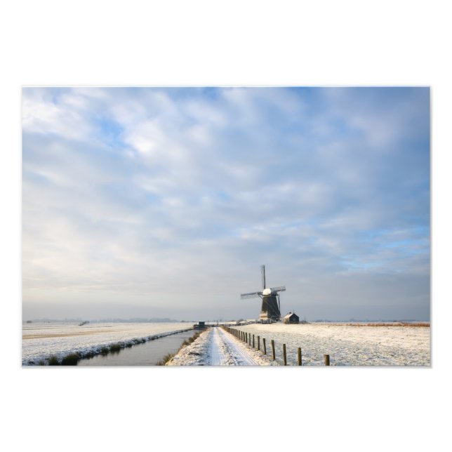 Winterlandschaft mit Schnee und Windmühle in Holla Fotodruck (Vorne)