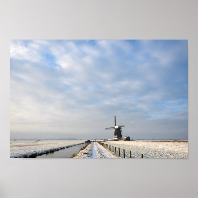 Winterlandschaft mit Schnee und Windmühle in Holla Poster (Vorne)