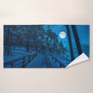 Winterlandschaft mit schneebedecktem Pinienwald Badehandtuch
