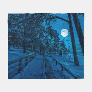 Winterlandschaft mit schneebedecktem Pinienwald Fleecedecke