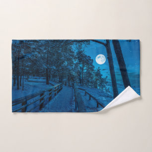 Winterlandschaft mit schneebedecktem Pinienwald Handtuch