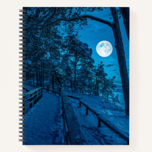 Winterlandschaft mit schneebedecktem Pinienwald Notizbuch