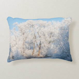 Winterlandschaft mit schneebedeckten Bäumen Dekokissen