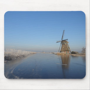 Winterlandschaft mit Windmühle und Eis Mousepad