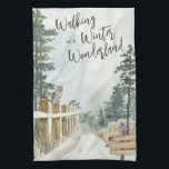 Winterlandschaft Wandern im Winterwunderland Geschirrtuch<br><div class="desc">Winterlandschaft Küchentücher, mit dem Vermerk "Walking in a Winter Wonderland" in trendiger Schrift-Typografie. Dieses rustikale Landdesign hat eine Aquarelllandschaft von einem schneebedeckten Waldweg, Kiefern, einem Rotkehlchen und einer Eule auf den Zaunpfosten.</div>