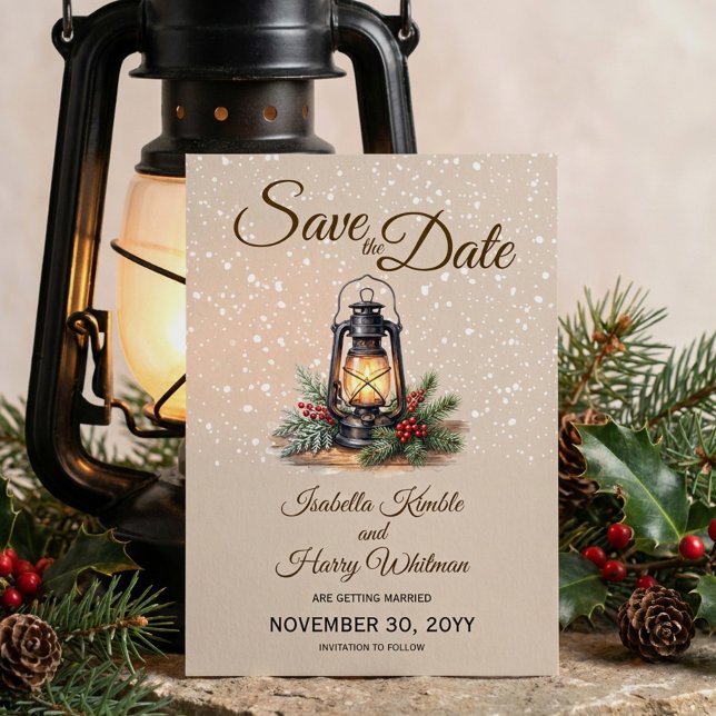 Winterlaterne Rustikale Schneefoto Save The Date (Save the Date with engagement photo, snowy backdrop and warm winter lantern by Darling & May)