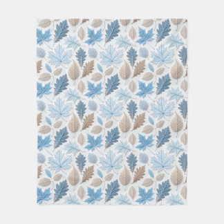 winterliche Blätter in zartem Frost überzogen Fleecedecke