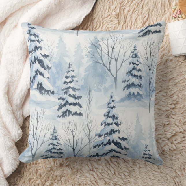 Winterliche Waldserenität – Schnee bedeckte Waldla Kissen (Decke)