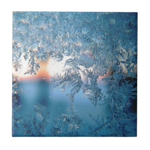 Winterliches Sonnenlicht durch gefrorene Eiskrista Fliese