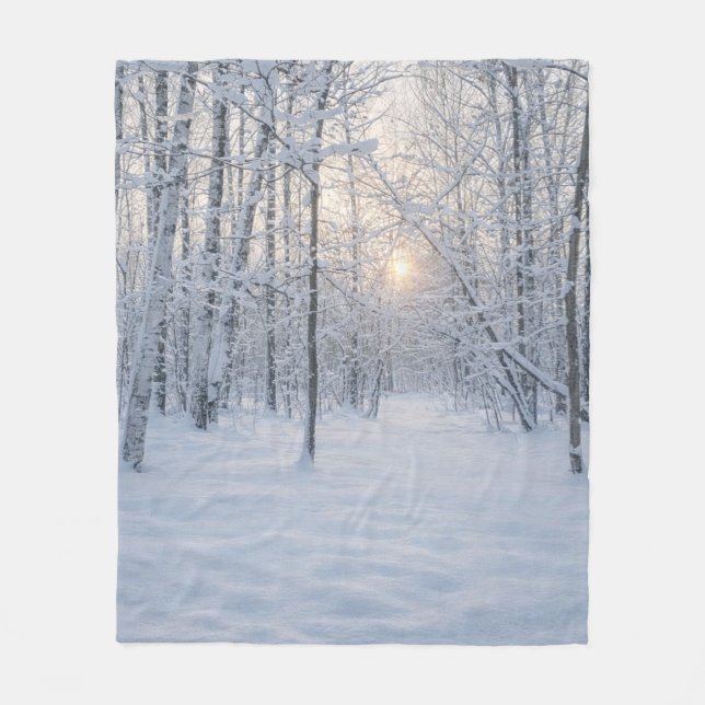 Winterliches Sonnenlicht im stillen Birkenwald Fleecedecke (Vorderseite)
