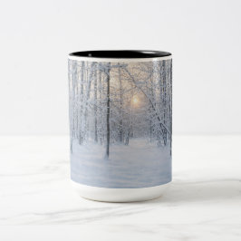 Winterliches Sonnenlicht im stillen Birkenwald Zweifarbige Tasse